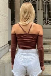 Kadın Kahverengi Madonna Yaka Parçalı Kol Fitilli Crop Bluz (zck0554)