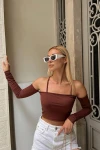 Kadın Kahverengi Madonna Yaka Parçalı Kol Fitilli Crop Bluz (zck0554)