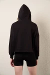 Siyah Kapüşonlu Baskılı Kısa Sweatshirt (zck0324)