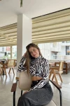 Kadın Zebra Balıkçı Yaka Asimetrik Desenli Bluz (zck0544)