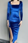Saks Mavisi Yırtmaç Detaylı Kare Yaka Uzun Kollu Midi Boy Kadife Elbise (zck0605)
